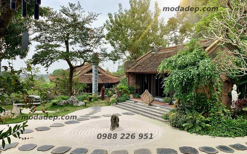 Chùa Địa Tạng Phi Lai Tự được bao bọc bởi khung cảnh sơn thủy hữu tình, có ao sen nhỏ xinh