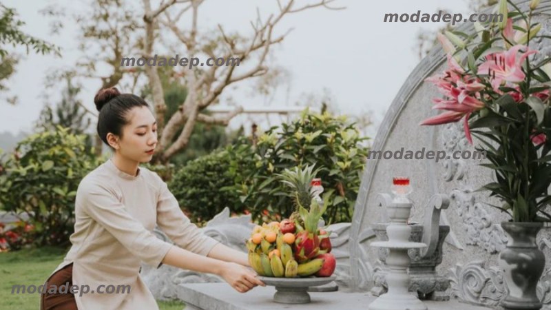 Tết thanh minh là con cháu thu xếp để về tảo mộ, dọn dẹp phần mộ tổ tiên, và làm lễ cúng để tưởng nhớ người đã khuất.