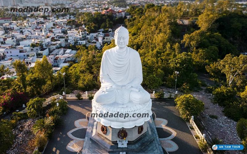 Ngoài tên gọi chính thức là Chùa Long Sơn, nơi đây còn được biết đến với các tên gọi khác như Chùa Phật Trắng và Đằng Long Tự