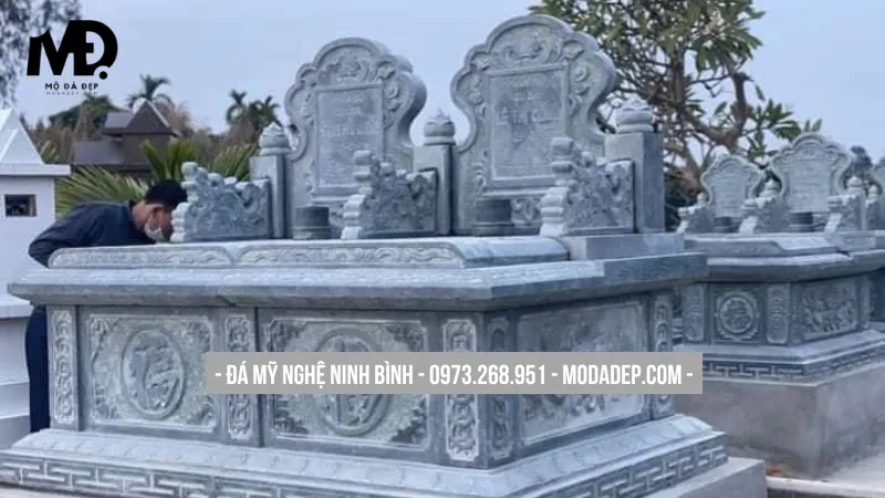 Mộ đá đôi không mái đơn giản, trang nhã
