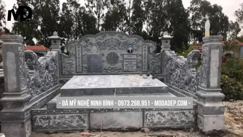 Mộ đôi tam cấp nguyên khối thể hiện sự bền vững