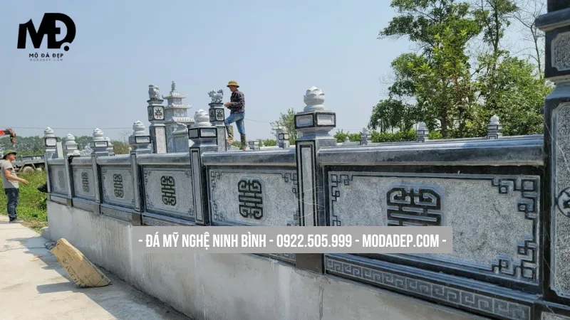 Lan can đá bảo vệ và ngăn cách khu lăng mộ với bên ngoài