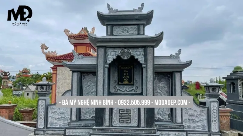 Lăng thờ đá dùng để lễ cúng bày biện