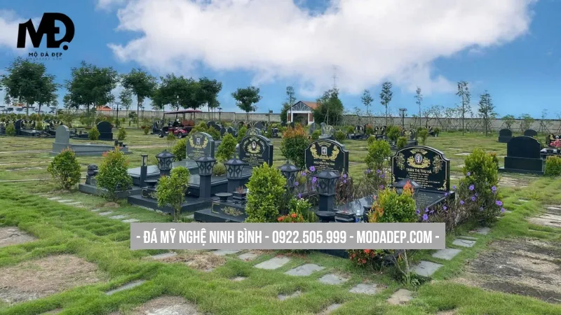 Mộ đá hoa cương đen huyền bí, sang trọng bậc nhất