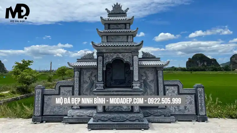 Thiết kế mái che giúp tổng thể khu lăng trở nên bề thế, trang nghiêm và mang đậm nét kiến trúc tâm linh truyền thống.