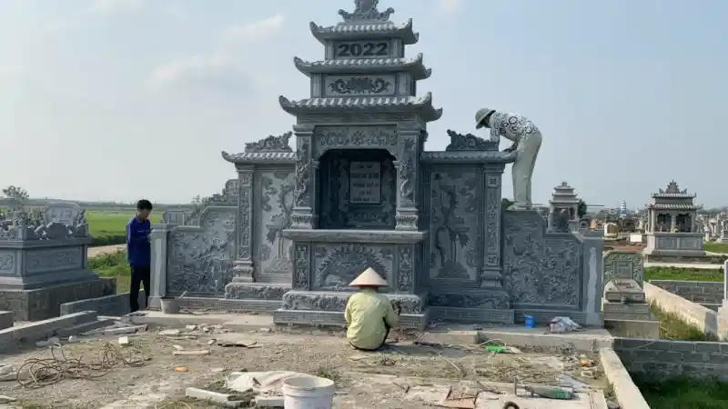 Tổng thể kiến trúc được bố trí hài hòa, cân đối theo phong thủy, tạo nên một không gian tâm linh trang nghiêm và bền vững.