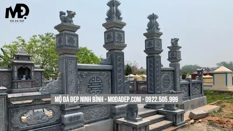 Thiết kế cổng hài hòa giúp tổng thể lăng mộ thêm bề thế.