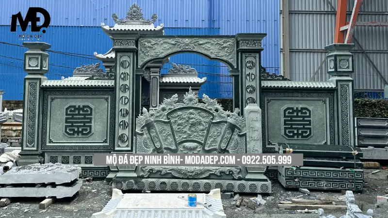 Đây là mẫu cổng đá lăng mộ được nhiều gia đình lựa chọn vì tính đơn giản nhưng vẫn đảm bảo sự trang nghiêm.