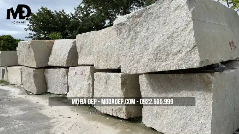 Vì vậy, việc chọn đúng đá làm lăng mộ giúp công trình không chỉ đẹp mà còn bền vững, tiết kiệm chi phí sửa chữa về lâu dài.