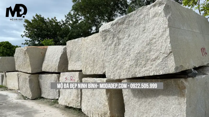 Việc lựa chọn chất liệu đá phù hợp sẽ giúp khu mộ gia đình bền đẹp theo thời gian, ít bị ảnh hưởng bởi thời tiết.