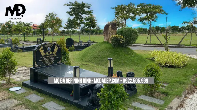 So với mộ xây bằng gạch hoặc bê tông, làm mộ đá khối mang lại nhiều ưu điểm vượt trội về độ bền, tính thẩm mỹ và giá trị sử dụng lâu dài.