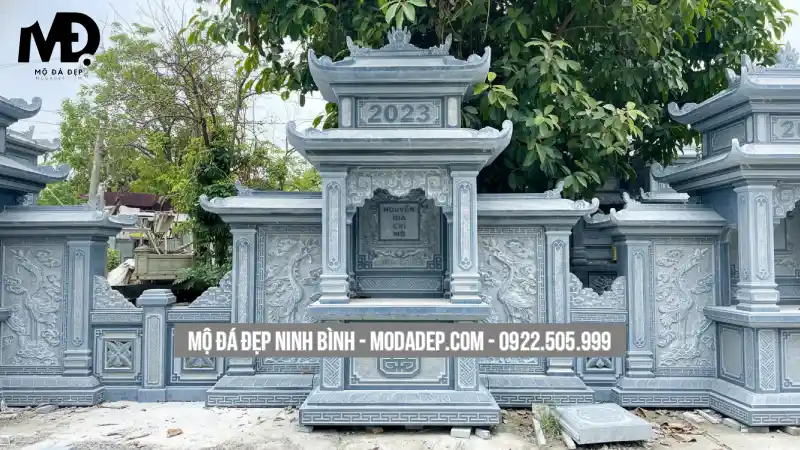 Mẫu lăng mộ đá xanh rêu nguyên khối 2 mái chi phí tốt, mẫu đơn giản cân đối