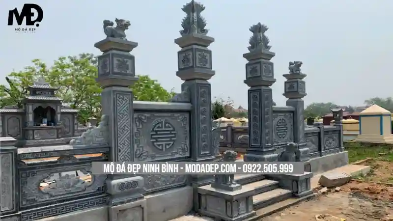 Cổng tam quan đá mang vẻ đẹp uy nghi, phù hợp với khu lăng mộ dòng họ quy mô lớn.