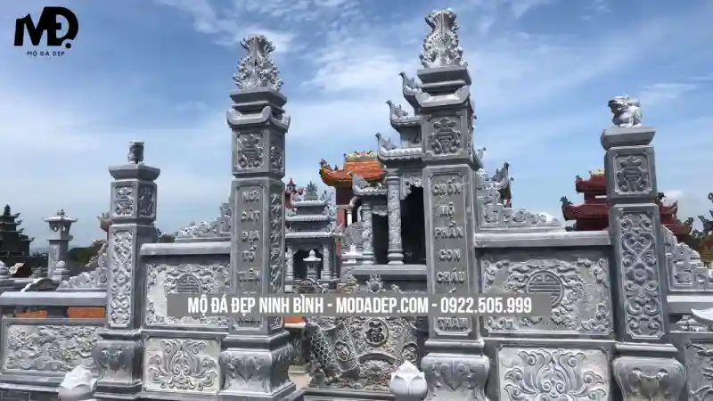 Trong đó, đá xanh tự nhiên vẫn là lựa chọn hàng đầu cho cổng đá lăng mộ truyền thống.