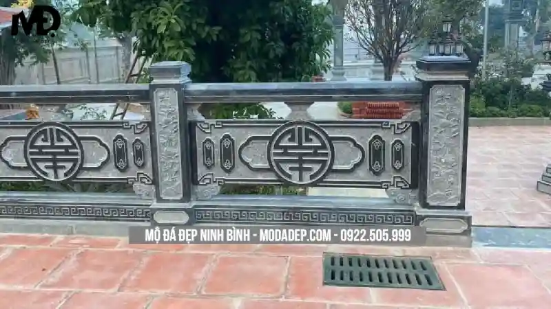 Bề mặt thường được chạm khắc hoa văn như hoa sen, tứ linh, tứ quý hoặc họa tiết truyền thống.